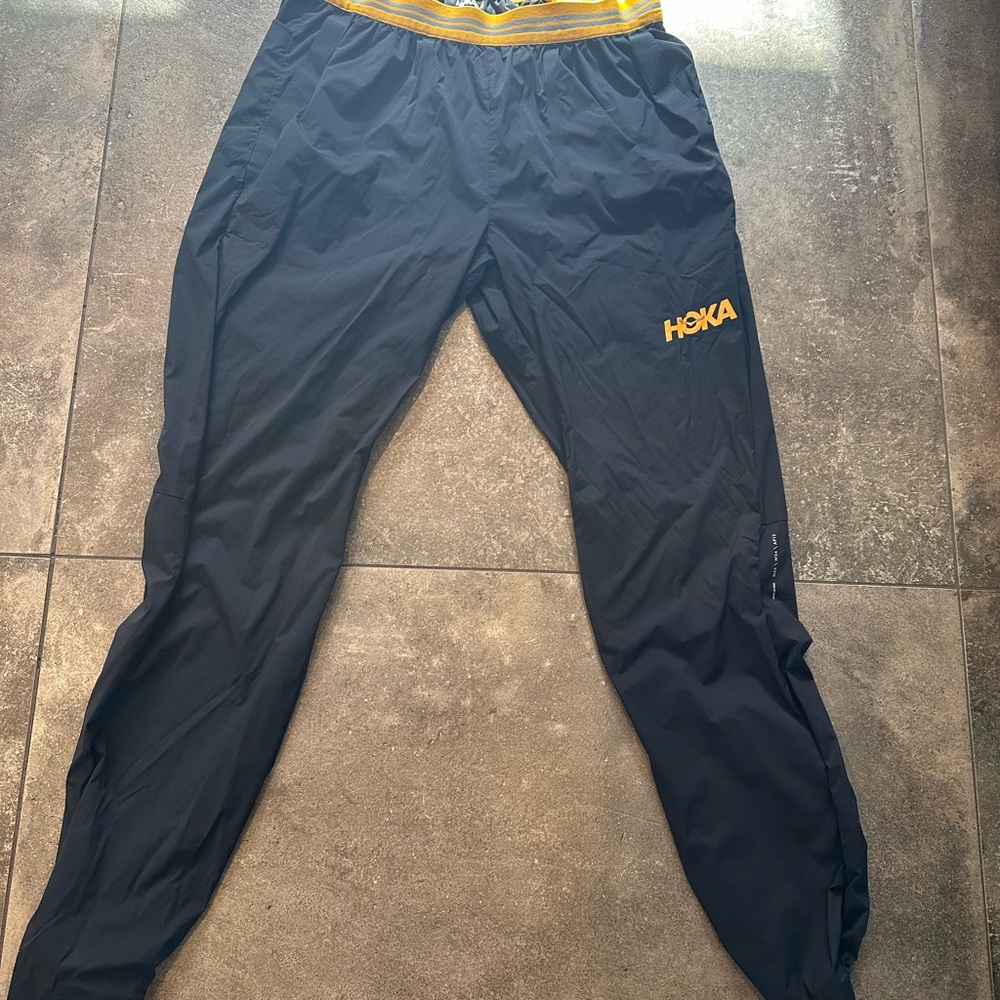 HOKA Men’s Nylon Wind – Size Large – Black/Gold – Athletic / Running